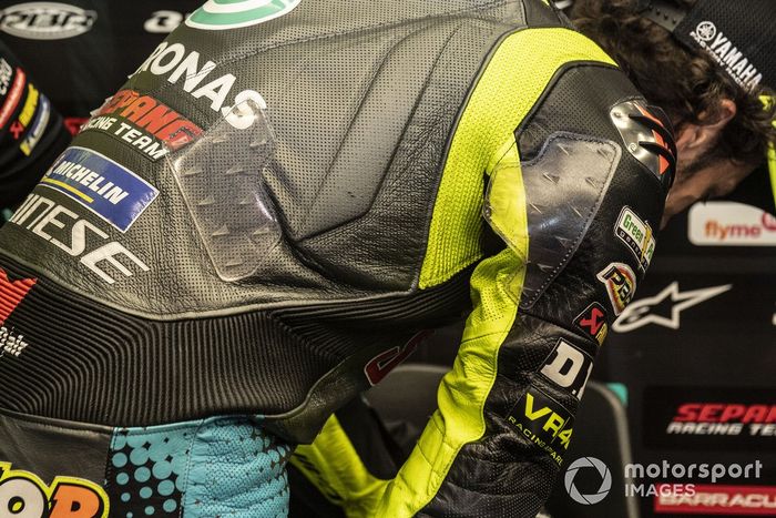 Valentino Rossi, Petronas Yamaha SRT, con aletas en el traje de cuero