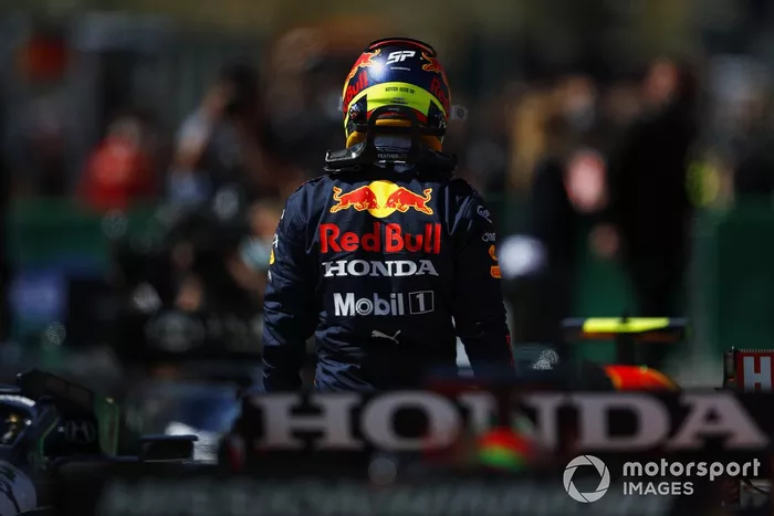 Sergio Perez, Red Bull Racing, al Parc Ferme dopo le qualifiche