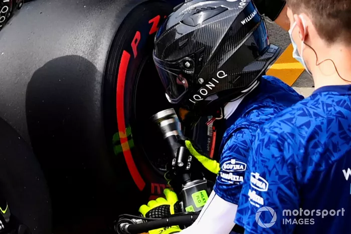 Mecánicos cambiando la rueda en el monoplaza de George Russell, Williams FW43B