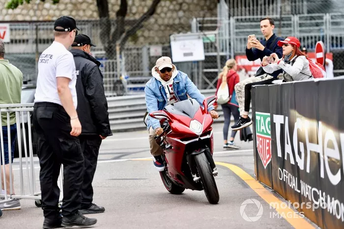 Lewis Hamilton, Mercedes AMG F1 en su moto