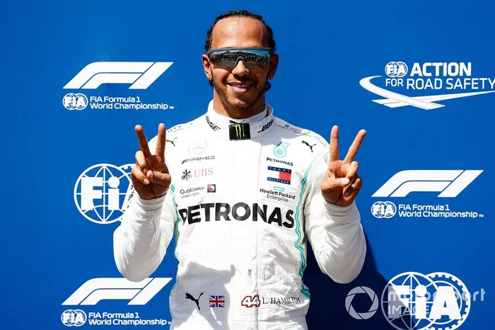 Ganador de la pole Lewis Hamilton, Mercedes AMG F1

