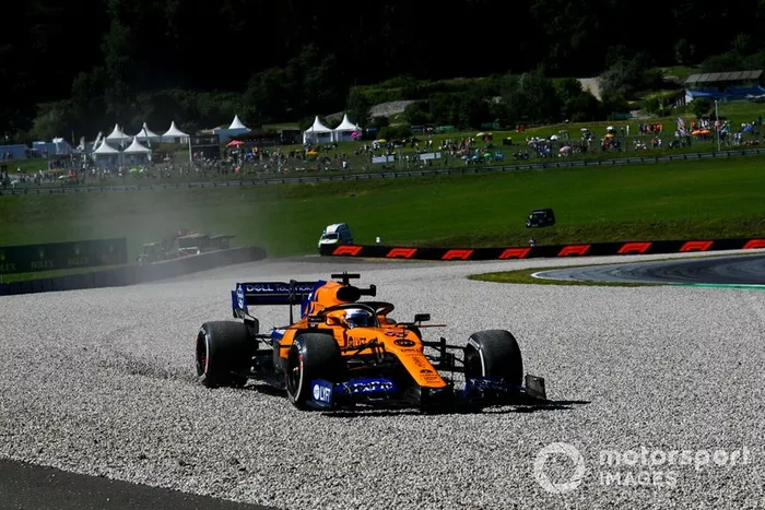 Carlos Sainz Jr., McLaren MCL34 se va de largo sobre la grava