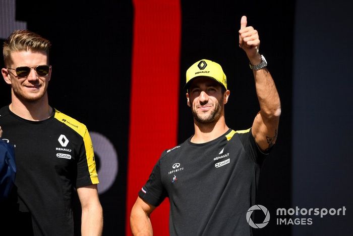 Nico Hulkenberg, Renault F1 Team y Daniel Ricciardo, Renault en el escenario en la Fan Zone