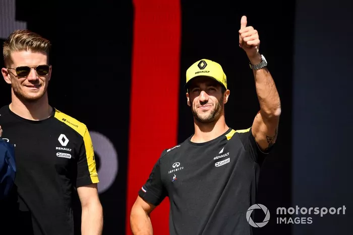 Nico Hulkenberg, Renault F1 Team y Daniel Ricciardo, Renault en el escenario en la Fan Zone