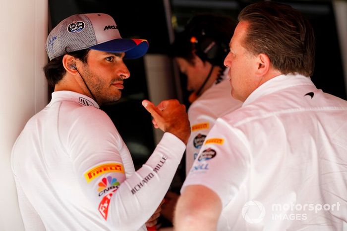 Carlos Sainz Jr., McLaren, con Zak Brown, Director Ejecutivo de McLaren