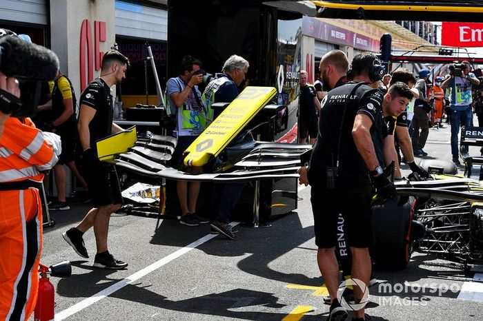 Mecánicos de Renault cambian el morro del coche de Nico Hulkenberg, Renault F1 Team R.S. 19