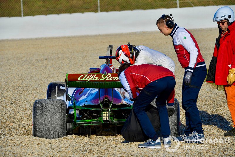 Кімі Райкконен, Alfa Romeo Racing C38, розвернув болід та опинився в гравії зранку