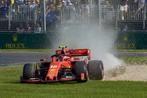 Charles Leclerc, Ferrari SF90, passe dans l'herbe