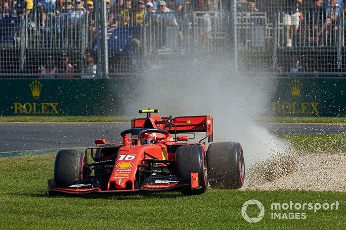 Charles Leclerc, Ferrari SF90, passa sull'erba