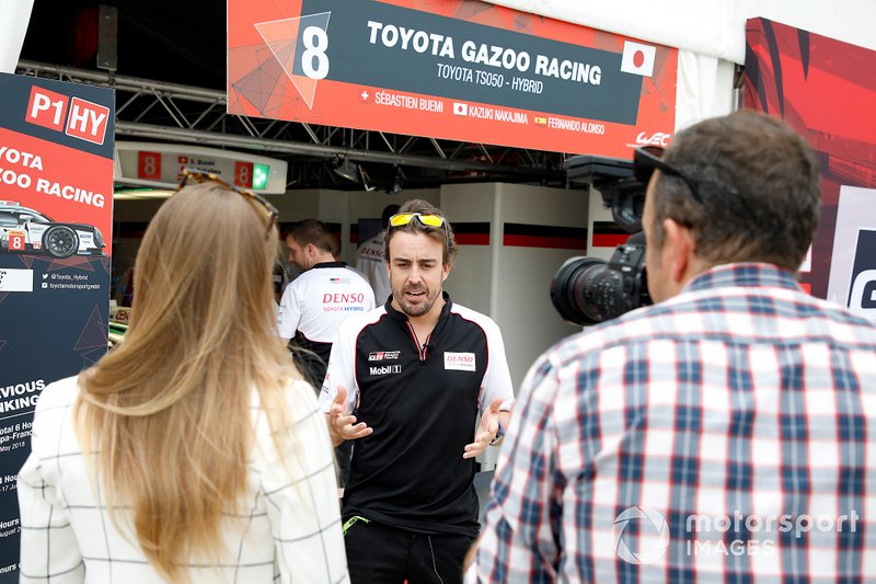 # 8 Toyota Gazoo Racing Toyota TS050: Fernando Alonso es entrevistado por Julia Piquet, Motorsport.com