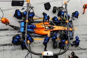 Lando Norris, McLaren MCL34 pit stop 
