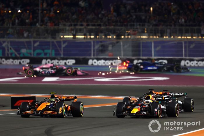 Max Verstappen, Red Bull Racing RB20, lucha con Lando Norris, McLaren MCL38, por el liderato de la carrera.