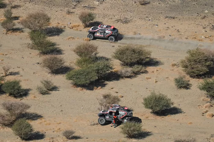 #200 Les Sandriders Dacia Dacia : Nasser Al-Attiyah, Boulanger Edouard, #219 Les Dacia Sandriders Dacia : Sébastien Loeb, Fabian Lurquin