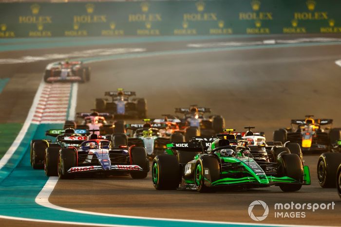Valtteri Bottas, Stake F1 Team KICK Sauber C44, Liam Lawson, VCARB 01, Sergio Pérez, Red Bull Racing RB20, Kevin Magnussen, Haas VF-24, el resto de la parrilla en la primera vuelta.