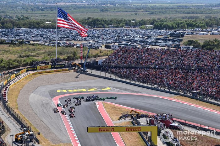 Charles Leclerc, Ferrari SF-24, Max Verstappen, Red Bull Racing RB20, Carlos Sainz, Ferrari SF-24, Lando Norris, McLaren MCL38, Oscar Piastri, McLaren MCL38, Pierre Gasly, Alpine A524, el resto de la parrilla en la primera vuelta.