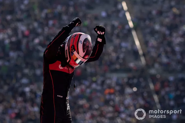 Jake Dennis, Andretti Autosport, 1ª posición, celebra tras la carrera