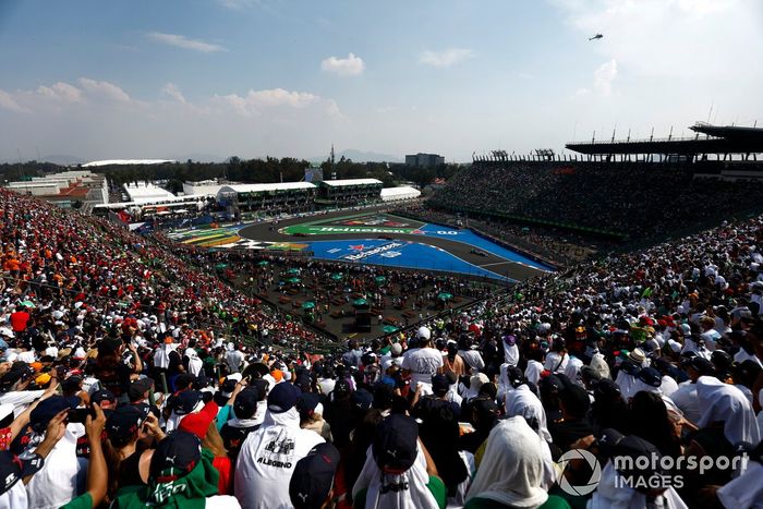 George Russell, Mercedes W13, Carlos Sainz, Ferrari F1-75, Charles Leclerc, Ferrari F1-75