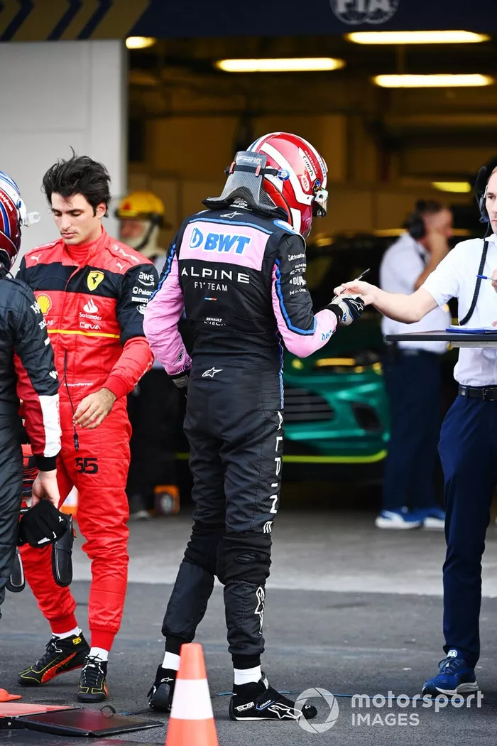 Esteban Ocon, del equipo Alpine F1, en el Parc Ferme tras la clasificación