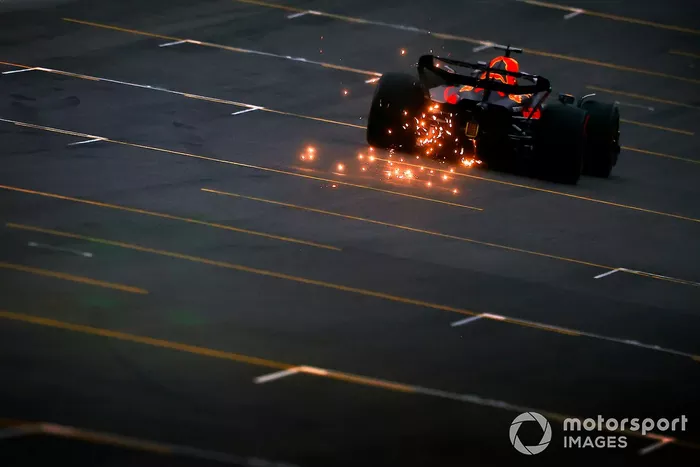 Max Verstappen, Red Bull Racing RB18, echa chispas