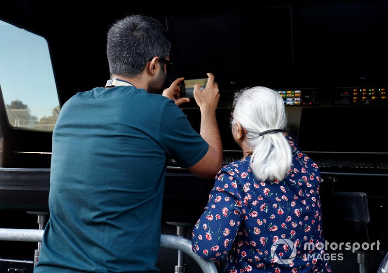 I fan della F1 camminano lungo la Pit Lane