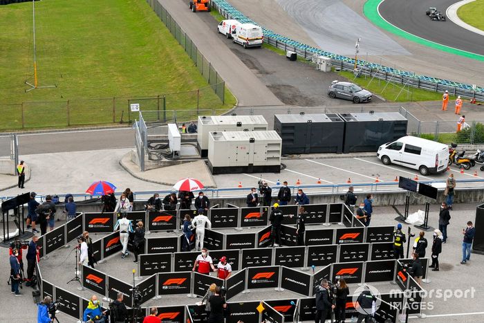 Los pilotos son entrevistados