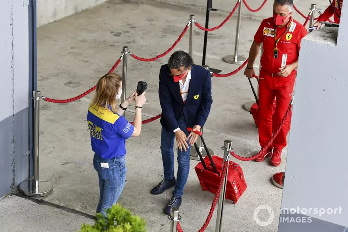Laurent Mekies, Director Deportivo de Ferrari, llega al circuito 