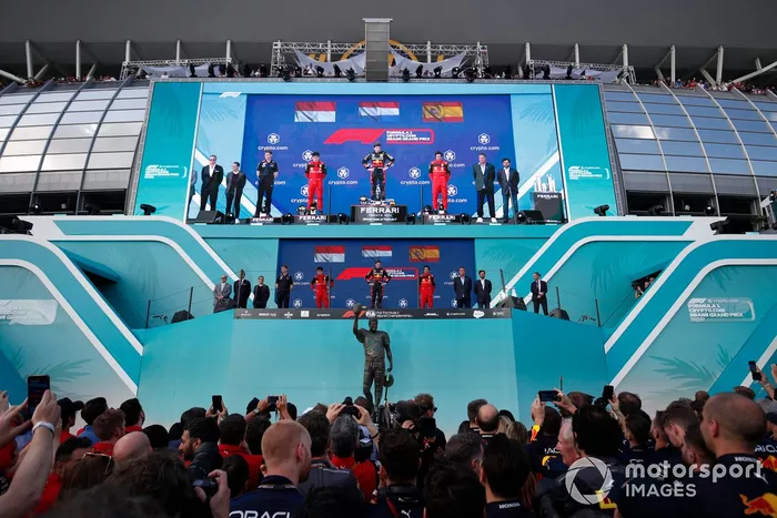 Max Verstappen, Red Bull Racing, 1ª posición, Charles Leclerc, Ferrari, 2ª posición, Carlos Sainz, Ferrari, 3ª posición, en el podio