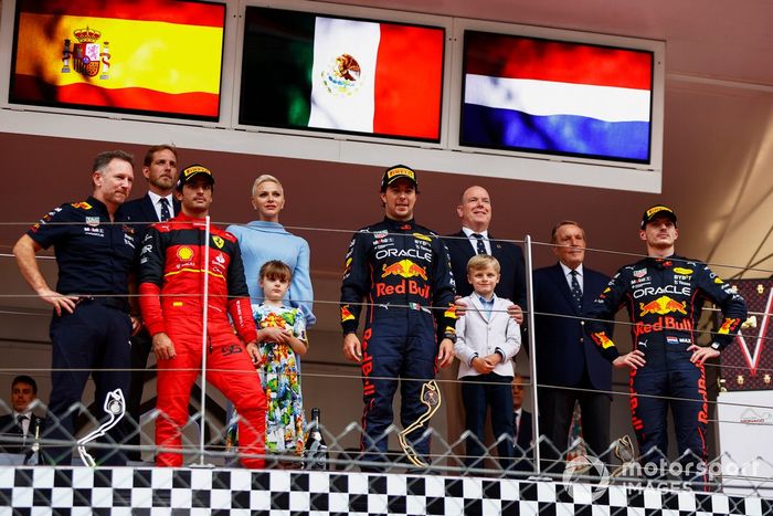 Podio: segundo lugar Carlos Sainz, Ferrari, ganador Sergio Pérez, Red Bull Racing, tercer lugar Max Verstappen, Red Bull Racing Christian Horner, director de Red Bull Racing con la familia real monegasca