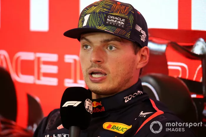 El hombre de la pole, Max Verstappen, Red Bull Racing, en la rueda de prensa posterior a la clasificación.