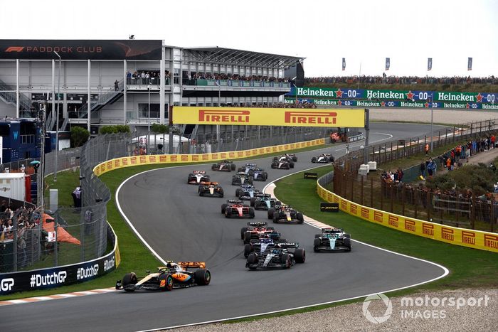 Lando Norris, McLaren MCL60, George Russell, Mercedes F1 W14, Fernando Alonso, Aston Martin AMR23, Alex Albon, Williams FW45, el resto de la parrilla en la salida.