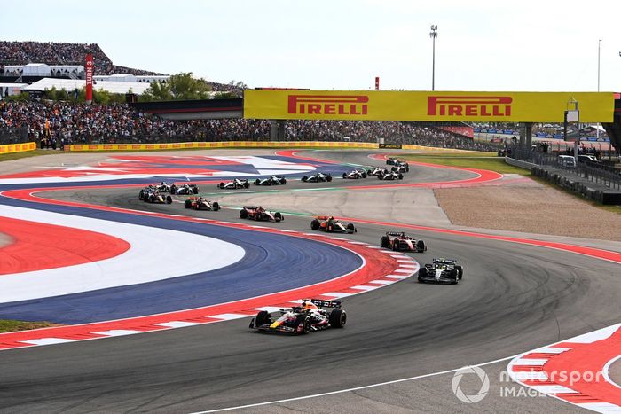Max Verstappen, Red Bull Racing RB19, Lewis Hamilton, Mercedes F1 W14, Charles Leclerc, Ferrari SF-23, Lando Norris, McLaren MCL60, el resto de la parrilla en la primera vuelta.
