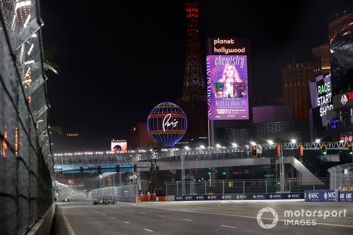 George Russell, Mercedes F1 W14, Daniel Ricciardo, AlphaTauri AT04
