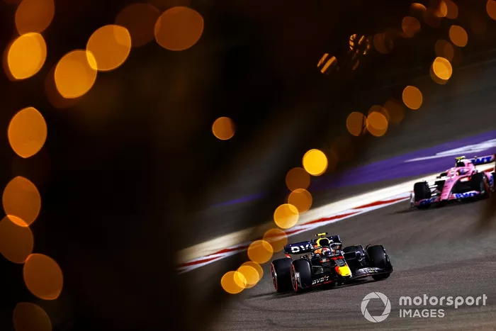 Sergio Pérez, Red Bull Racing RB18, Esteban Ocon, Alpine A522