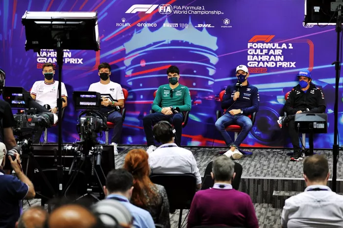 George Russell, Mercedes-AMG, Pierre Gasly, Scuderia AlphaTauri, Lance Stroll, Aston Martin, Nicholas Latifi, Williams Racing, Fernando Alonso, Alpine F1 Team, en la conferencia de prensa