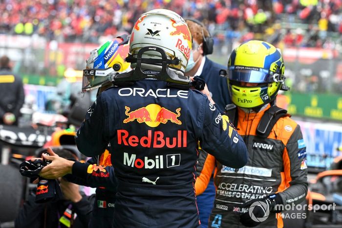 Max Verstappen, Red Bull Racing, 1ª posición, celebra con su equipo en el Parc Ferme