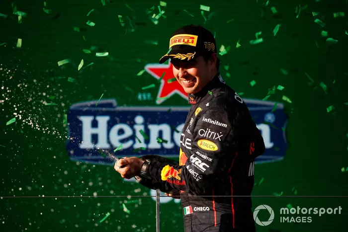Podio: segundo lugar Sergio Pérez, Red Bull Racing