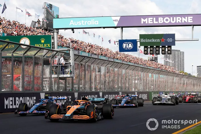 Arrancada Daniel Ricciardo, McLaren MCL36, Esteban Ocon, Alpine A522, Fernando Alonso, Alpine A522