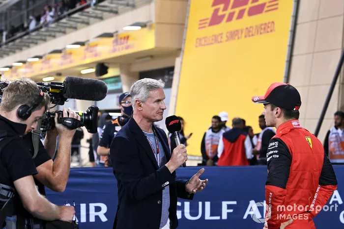 El hombre de la pole, Charles Leclerc, de Ferrari, es entrevistado por David Coulthard, presentador de televisión
