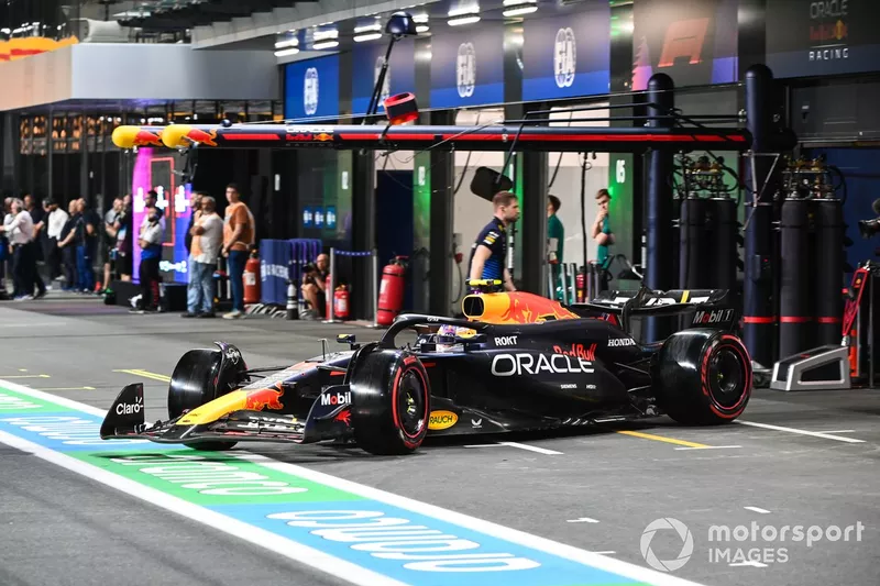 Sergio Perez, Red Bull Racing RB20 dans la voie des stands