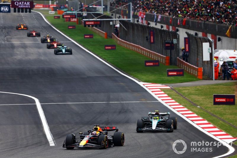 Max Verstappen, Red Bull Racing RB20 Lewis Hamilton, Mercedes F1 W15 