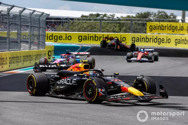 Sergio Perez, Red Bull Racing RB20, devance Daniel Ricciardo, VCARB 01, et Carlos Sainz, Ferrari SF-24.