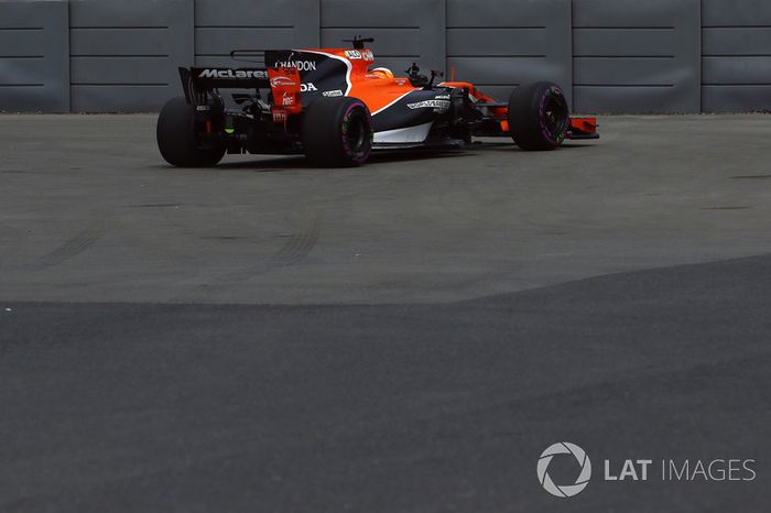 Fernando Alonso, McLaren detenido en la pista en la PL1