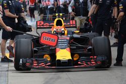 Max Verstappen, Red Bull Racing RB13 pit stop