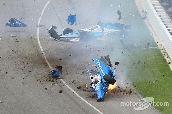 Choque de Scott Dixon, Chip Ganassi Racing Honda, Jay Howard, Schmidt Peterson Motorsports Honda