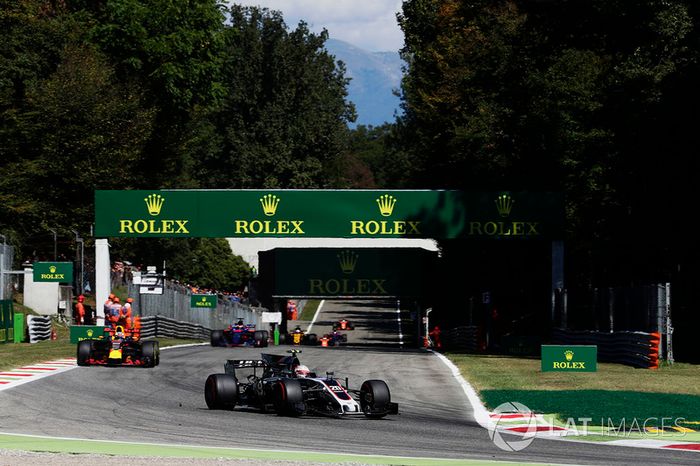 Kevin Magnussen, Haas F1 Team VF-17, Daniel Ricciardo, Red Bull Racing RB13