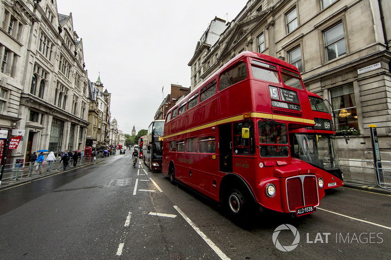 Una vista de Whitehall  con un autobús de Londres