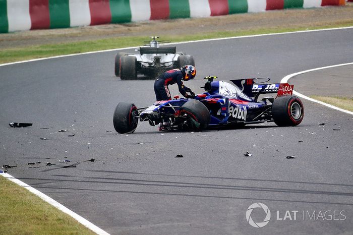 Carlos Sainz, Scuderia Toro Rosso, sufre un accidente con el STR12