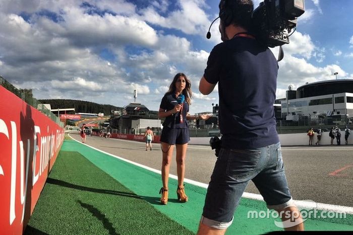 Iker Viana, cámara de televisión de Movistar   F1, y Noemí de Miguel, periodista de Movistar   F1