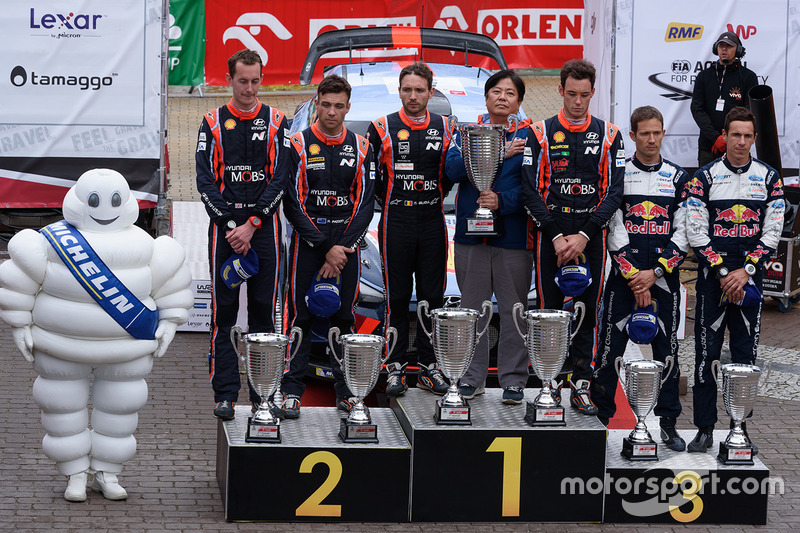 Podio: i vincitori Thierry Neuville, Nicolas Gilsoul, Hyundai Motorsport, al secondo posto Hayden Pa