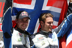 Podium : les vainqueurs Andreas Mikkelsen, Anders Jäger, Volkswagen Motorsport